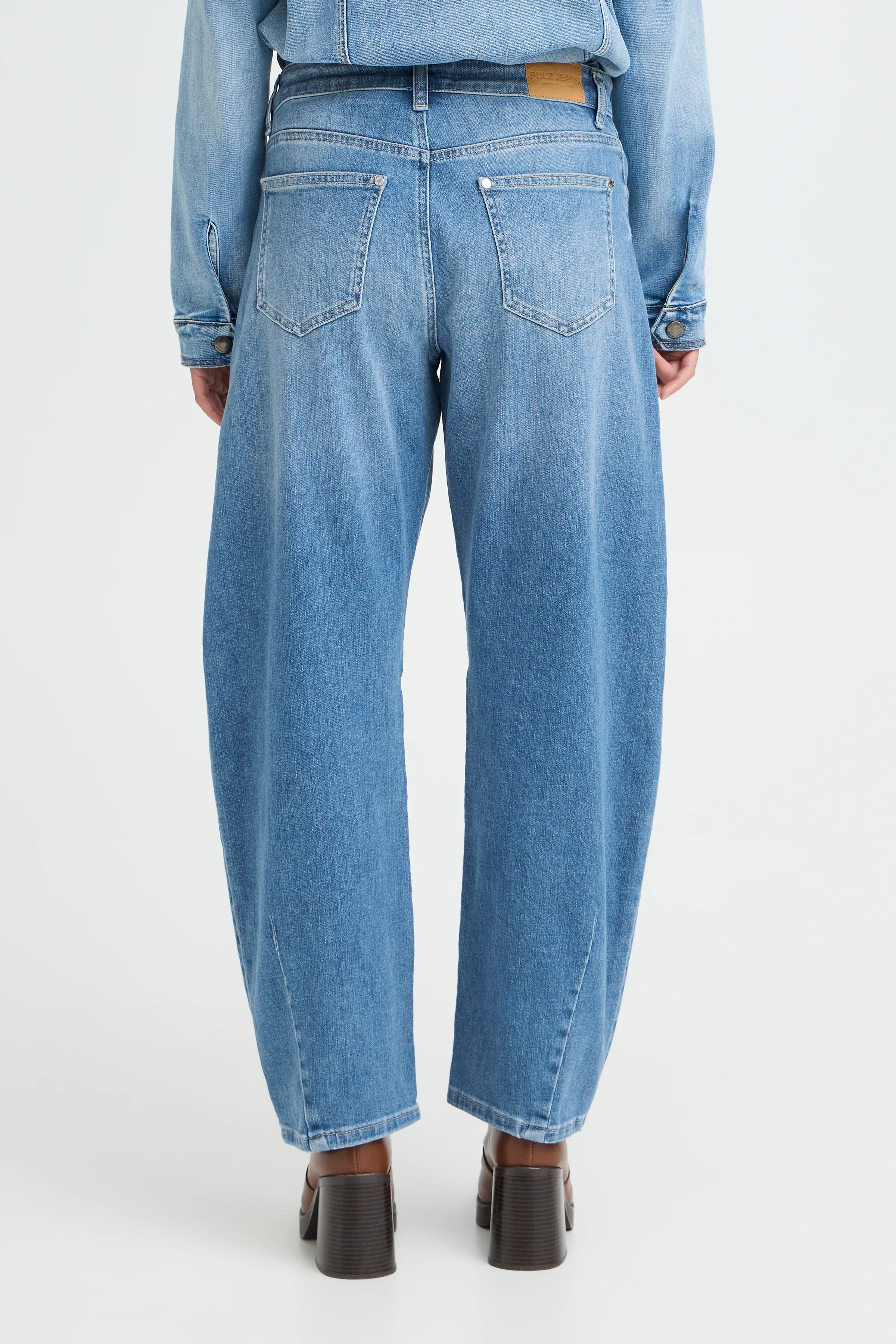 Anni High Waisted Barrel Jeans - Med Blue - Image 4
